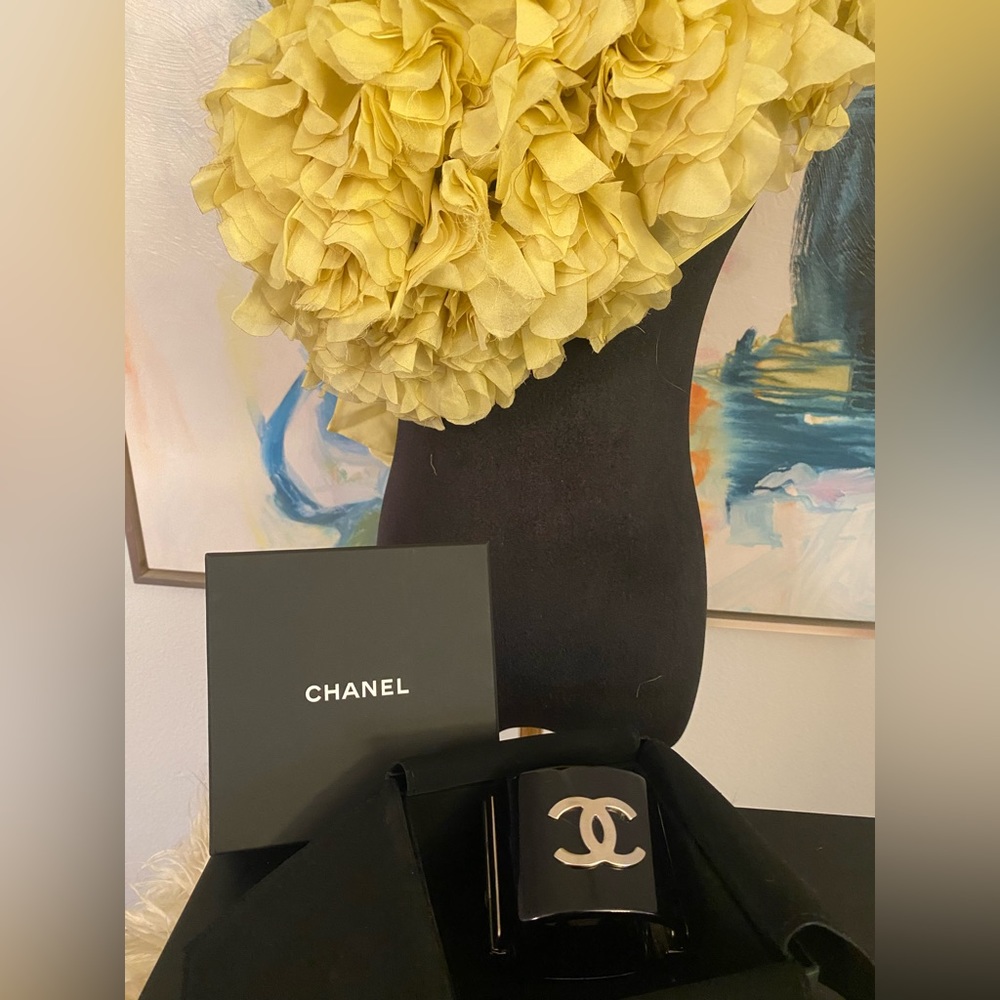 Chanel black Faux Pearl, Resin Hinged Cuff Bracelet. - Picture 3 of 12